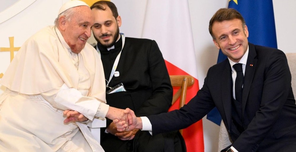 El papa Francisco, con Emmanuel Macron en Córcega