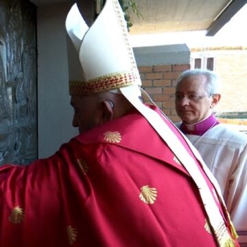 El papa Francisco abre la Puerta Santa del Jubileo en la mayor cárcel de Italia