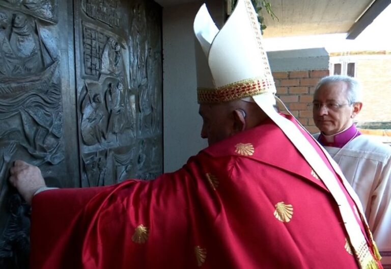 El papa Francisco abre la Puerta Santa del Jubileo en la mayor cárcel de Italia