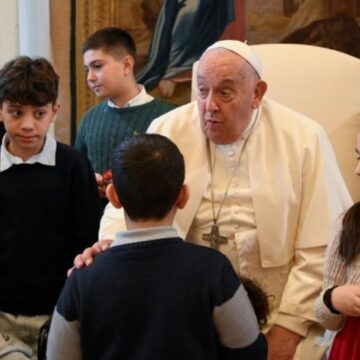 El papa Francisco, con los niños de Acción Católica