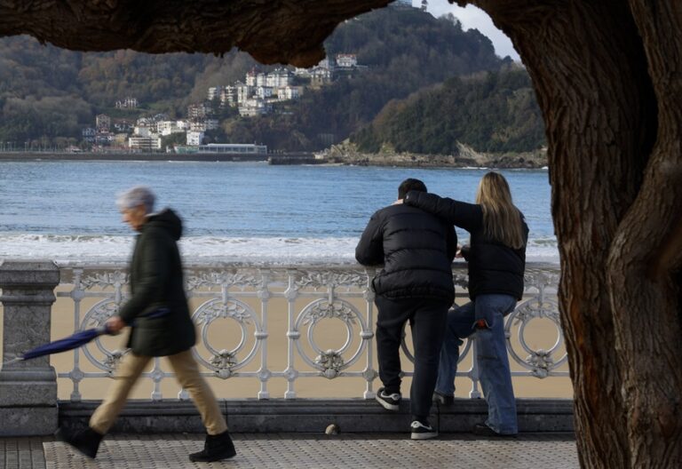 Una pareja, en un paseo de San Sebastián