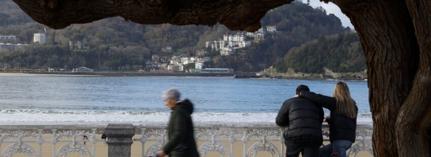 Una pareja, en un paseo de San Sebastián