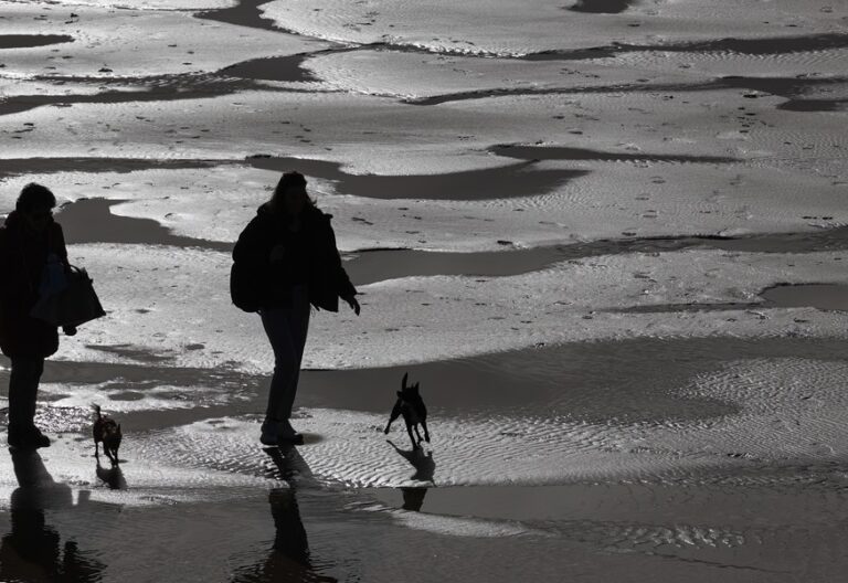 Dos personas caminando por la playa de San Sebastián