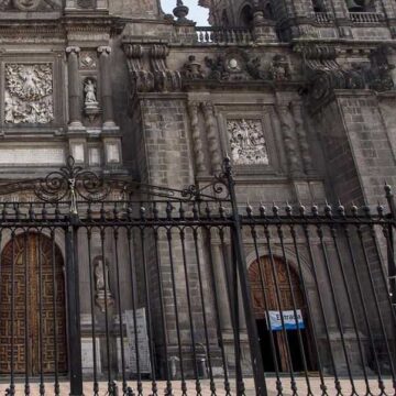 Puerta de la catedral de la Ciudad de México