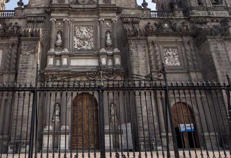 Puerta de la catedral de la Ciudad de México