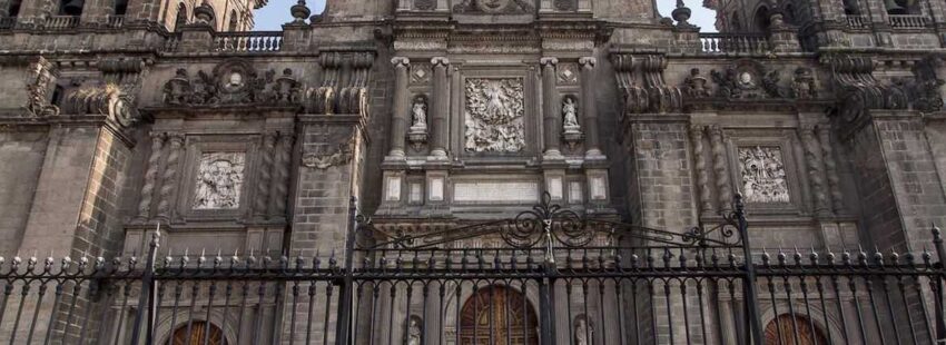 Puerta de la catedral de la Ciudad de México