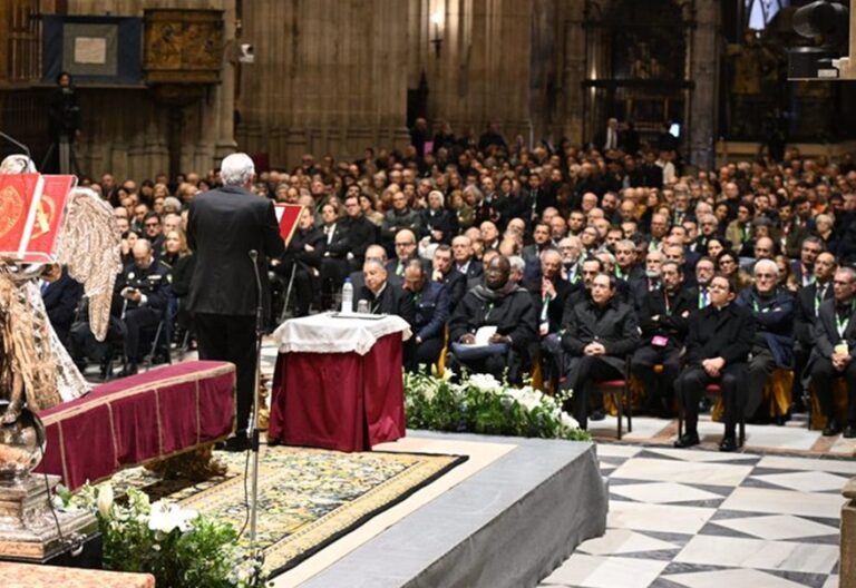 El arzobispo de Sevilla, José Ángel Saiz Meneses, en la clausura del Congreso de Hermandades de