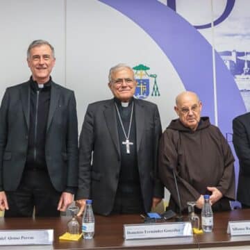 El obispo de Córdoba, Demetrio Fernández, junto al resto de representantes de la Diócesis que