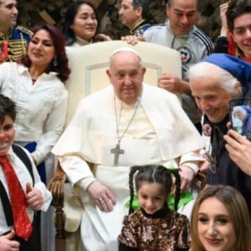 El papa Francisco contempla un espectáculo circense durante la Audiencia General (fuente: Santa