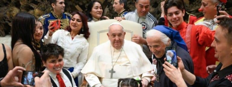 El papa Francisco contempla un espectáculo circense durante la Audiencia General (fuente: Santa