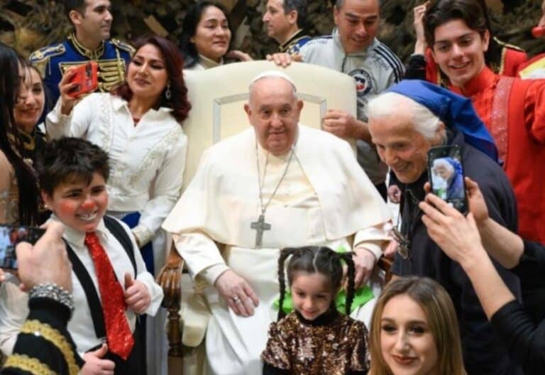 El papa Francisco contempla un espectáculo circense durante la Audiencia General (fuente: Santa