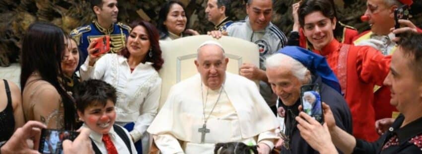 El papa Francisco contempla un espectáculo circense durante la Audiencia General (fuente: Santa