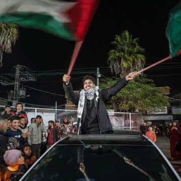 Palestinos celebran el alto el fuego entre Israel y Hamas (fuente: Efe)