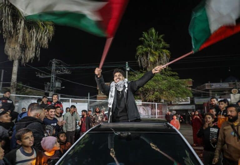 Palestinos celebran el alto el fuego entre Israel y Hamas (fuente: Efe)