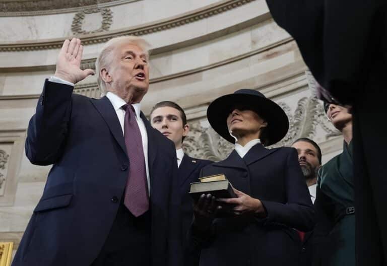 Washington (United States), 20/01/2025.- Donald Trump is sworn in as the 47th president of the