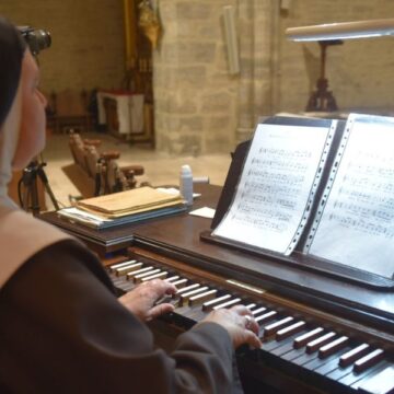 Una de las monjas de Belorado toca el órgano del monasterio (fuente: Comunidad de clarisas de