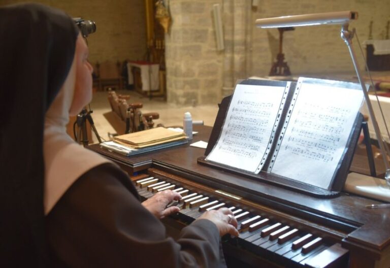 Una de las monjas de Belorado toca el órgano del monasterio (fuente: Comunidad de clarisas de