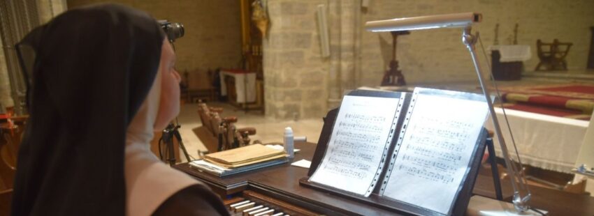 Una de las monjas de Belorado toca el órgano del monasterio (fuente: Comunidad de clarisas de