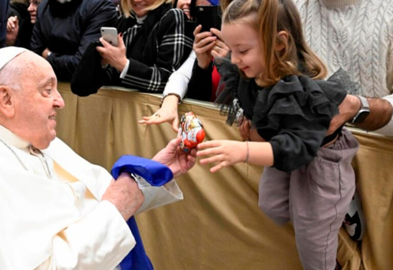 El Papa pide combatir el bullying en las escuelas para prevenir las guerras futuras