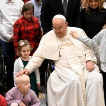 “Sois valientes”: Así alienta Francisco a los niños con cáncer