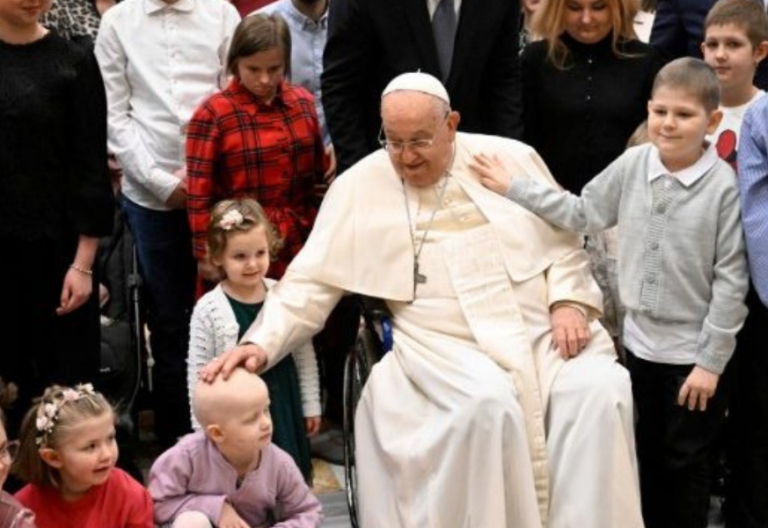 “Sois valientes”: así alienta Francisco a los niños con cáncer