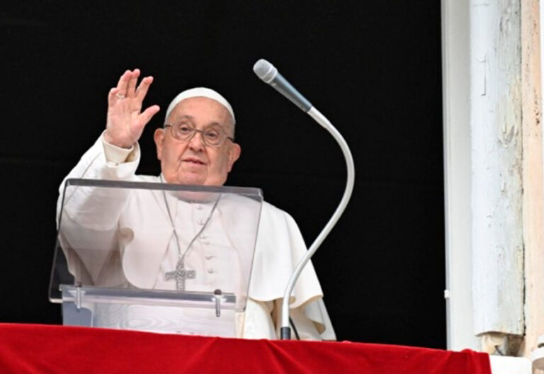 Francisco invita en el ángelus de la fiesta del Bautismo a “contemplar el rostro y la voz de