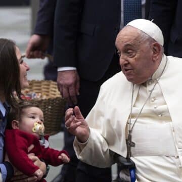 El papa Francisco, con una familia, en la audiencia general