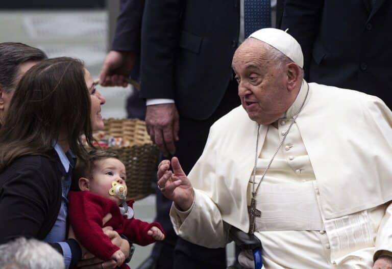 El papa Francisco, con una familia, en la audiencia general