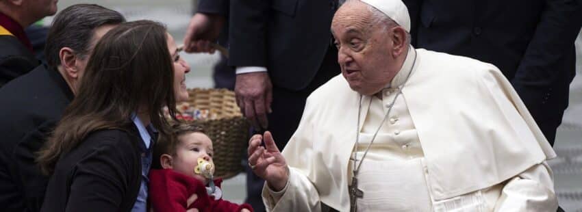 El papa Francisco, con una familia, en la audiencia general