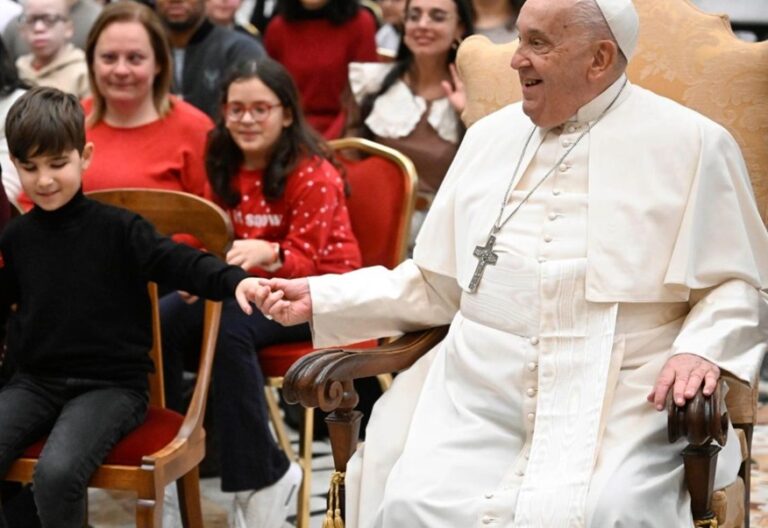 El papa Francisco, a los ciegos: “Jesús es la Puerta Santa hacia una vida nueva”