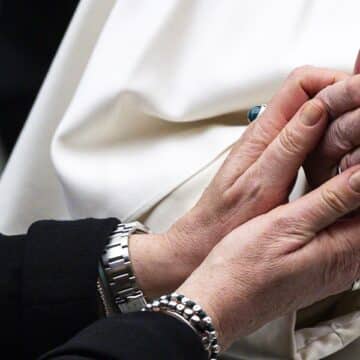 Vatican City (Vatican City State (holy See)), 25/01/2025.- A faithful touches the hand of Pope