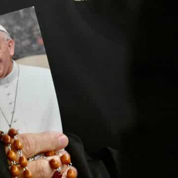 Un peregrino reza por la salud del papa Francisco en la Plaza de San Pedro