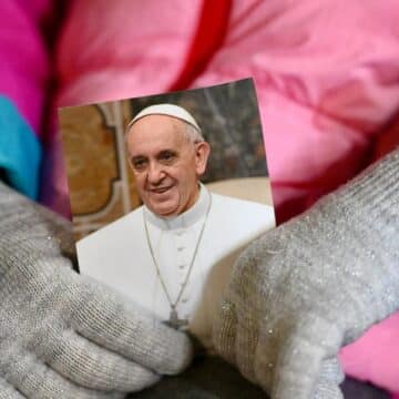 Algunos fieles rezan durante el rosario por la salud del Papa en la Plaza de San Pedro