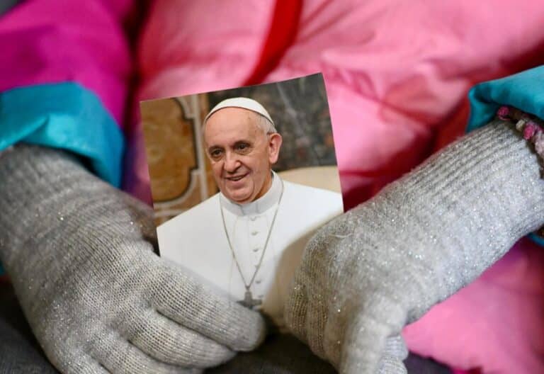 Algunos fieles rezan durante el rosario por la salud del Papa en la Plaza de San Pedro