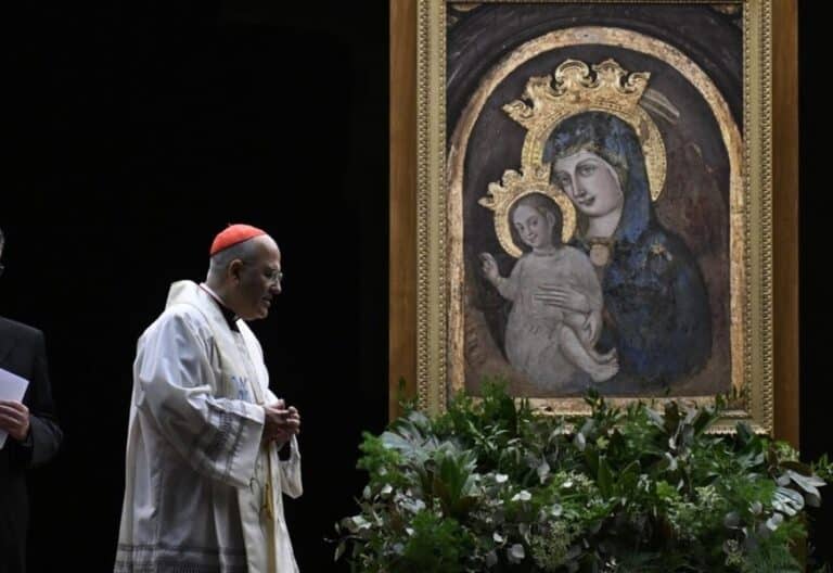 El cardenal José Tolentino, durante el rosario por Francisco